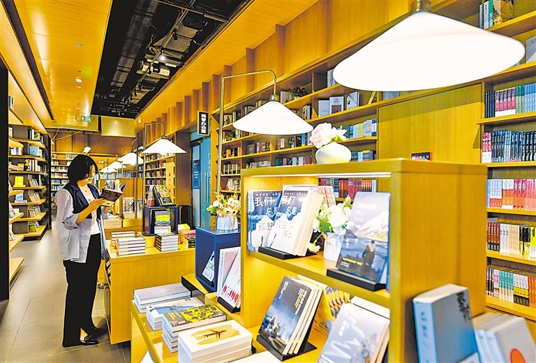 上海三聯書店readway銀川店一角.文創產品讓書店更